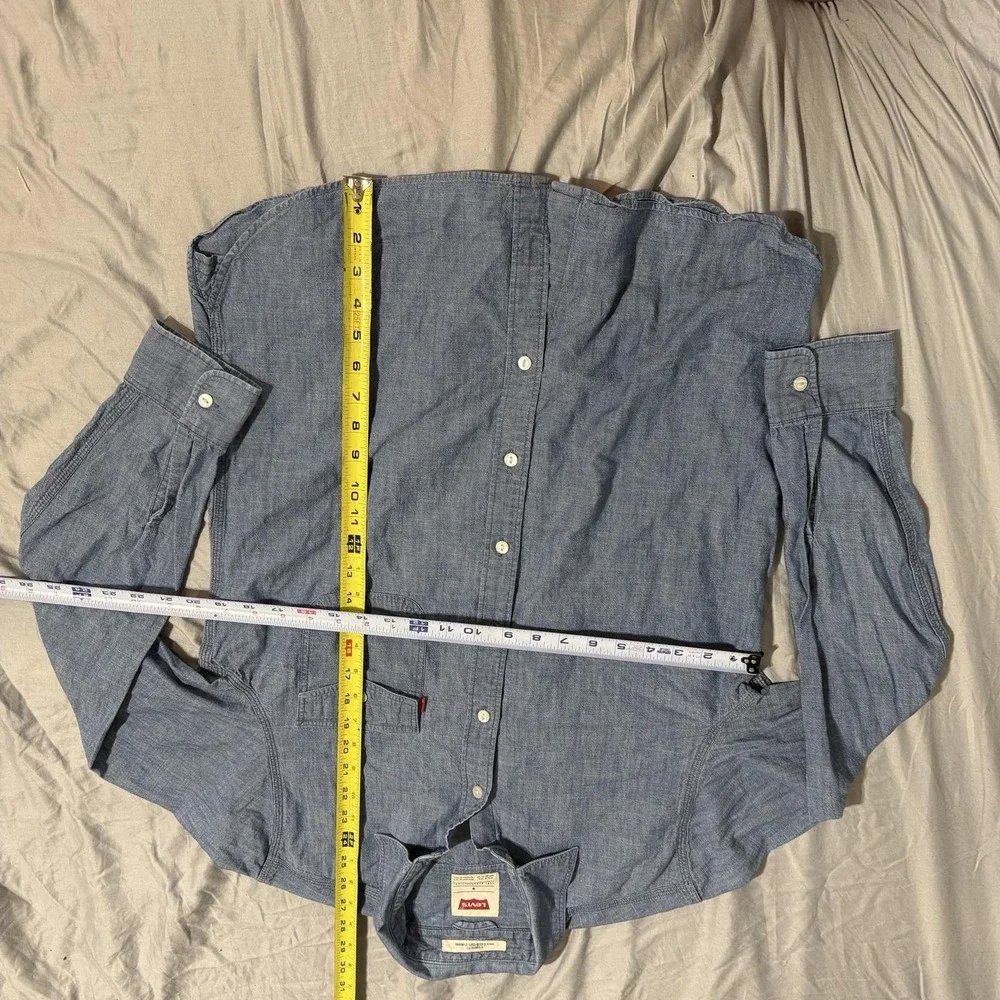 Levis Button Up Shirt Mens Medium Blue Chambray Long Sleeve Standard Fit Casual